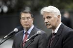 Wiceminister Waszczykowski (na pierwszym planie) i  główny negocjator ze strony Departamentu Stanu USA John Rood