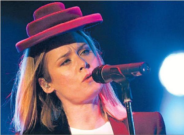 Roisin Murphy podczas występu na głównej scenie