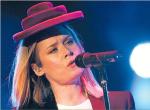 Roisin Murphy podczas występu na głównej scenie