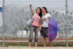 Chinki na tle Stadionu Olimpijskiego w Pekinie