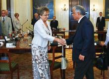 Prezydent Lech Kaczyński spotkał się ze związkami zawodowymi służby zdrowia po raz drugi (na zdjęciu wita się z Wiesławą Taranowską wiceszefową OPZZ)Bigger