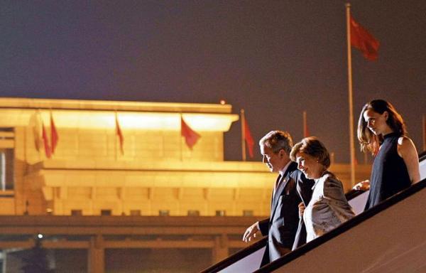 W Bangkoku prezydent George W. Bush potępił kary więzienia dla chińskich obrońców praw człowieka. W kilkanaście godzin później przybył do Pekinu