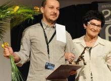 Wit Szostak odebrał nagrodę za opowiadanie z rąk Jadwigi Zajdel, wdowy po pisarzu, która od lat jest honorowym gościem kolejnych PolconówBigger