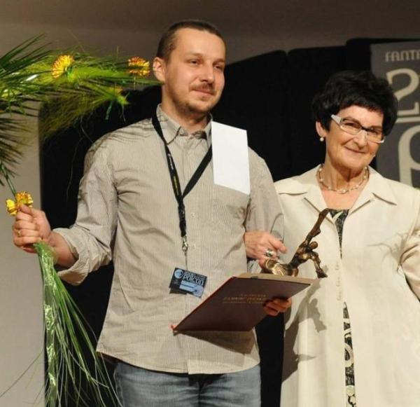 Wit Szostak odebrał nagrodę za opowiadanie z rąk Jadwigi Zajdel, wdowy po pisarzu, która od lat jest honorowym gościem kolejnych Polconów