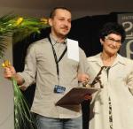 Wit Szostak odebrał nagrodę za opowiadanie z rąk Jadwigi Zajdel, wdowy po pisarzu, która od lat jest honorowym gościem kolejnych Polconów