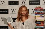 Modelka i aktorka Lily Cole przekonuje, że najnowszy model czytnika Sony Reader zmieści wiecej tytułów niż domowe półki z książkami