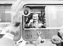  Lech Wałęsa zawdzięczał karierę przede wszystkim swojemu talentowi do autopromocji i swej wierze w powołanie  do odegrania wielkiej roli. Na zdjęciu w 1980 roku w dniu rejestracji „Solidarności” przed sądem w WarszawieBigger