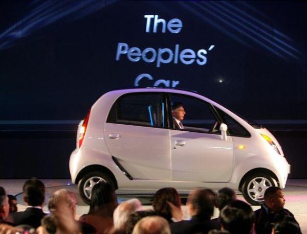 Najtańszy samochód świata - Nano. Za kierownicą właściciel koncernu Tata Motors - Ratan Tata