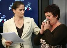 Senator Arciszewska-Mielewczyk (z lewej) z Polką poszkodowaną z powodu niemieckich roszczeńBigger