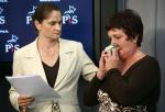 Senator Arciszewska-Mielewczyk (z lewej) z Polką poszkodowaną z powodu niemieckich roszczeń