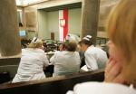 Pielęgniarki przysłuchują się sejmowej debacie