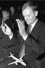 Premier Donald Tusk, odmawiając prezydentowi prawa do skorzystania z rządowego samolotu, realizuje przemyślaną strategię. Zdjęcie z kampanii wyborczej w 2005 r.