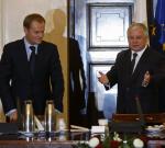 Lech Kaczyński i Donald Tusk przed rozpoczęciem Rady Gabinetowej