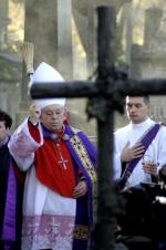 Prymas Glemp na Powązkach, 1 listopada 2005 r.