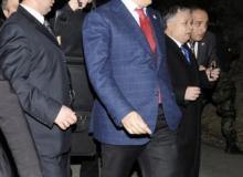 Prezydenci Lech Kaczyński i Micheil Saakaszwili w otoczeniu ochroniarzyBigger