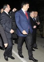 Prezydenci Lech Kaczyński i Micheil Saakaszwili w otoczeniu ochroniarzy