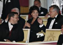 Radosław Sikorski i Aleksander Kwaśniewski z żoną na listopadowej gali w Teatrze Wielkim.Bigger