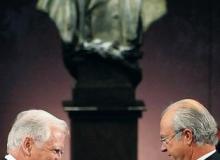 10 grudnia król Szwecji Karol XVI Gustaw wręczył Haraldowi zur Hausenowi (z lewej) Nagrodę Nobla w dziedzinie medycyny Bigger