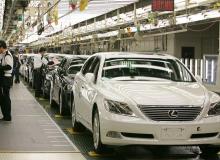 Lexusy na linii produkcyjnej w fabryce w TaharaBigger