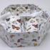 Komplet dwóch kubków oraz dwóch podstawek BUTTERFLY Villa Italia został wykonany z wysokiej jakości białej porcelany. Zarówno kartonik, jak i kubki mają ten sam kwiatowy wzór. Około 100 zł. 
