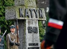 Dzień Pamięci Ofiar Zbrodni Katyńskiej na warszawskich Powązkach, kwiecień 2008 r.Bigger