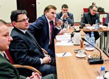 Debata w redakcji „Rz.” na temat bezpieczeństwa dostaw gazu. Od lewej: Michał Szubski (prezes PGNiG), Maciej Woźniak (doradca premiera RP), Oleksander Motsyk (ambasador Ukrainy w Polsce), Jakub Kurasz (szef działu ekonomicznego „Rz”), Bogdan Pilch (wiceprezes Electrabel) i Igor Wasilewski (prezes Gaz System)Bigger