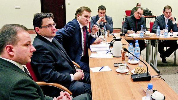 Debata w redakcji „Rz.” na temat bezpieczeństwa dostaw gazu. Od lewej: Michał Szubski (prezes PGNiG), Maciej Woźniak (doradca premiera RP), Oleksander Motsyk (ambasador Ukrainy w Polsce), Jakub Kurasz (szef działu ekonomicznego „Rz”), Bogdan Pilch (wiceprezes Electrabel) i Igor Wasilewski (prezes Gaz System)