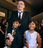 Danny Boyle i jego hinduscy aktorzy: Rubina Ali (po prawej) i Azharuddin Mohammed Ismail