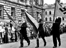 Przemarsz ukraińskich ochotników dywizji SS Galizien 18 lipca 1943 r. we Lwowie. Według polskich historyków to m.in. żołnierze tej dywizji mordowali Polaków w lutym 1944 r. w Hucie PieniackiejBigger