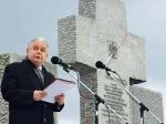 Lech Kaczyński przy krzyżu upamiętniającym pomordowanych w Hucie Pieniackiej za zbrodnię obwinił dwa totalitaryzmy