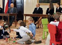 Rodzice z ruchu Ratuj Maluchy w piątek przekonywali prezydenta do zawetowania ustawy oświatowej. Lech Kaczyński decyzję ogłosi w poniedziałek. Po spotkaniu powiedział, że wczesna edukacja jest dobra dla dzieci. Jednak obniżenie wieku szkolnego uznał za „decyzję organizacyjnie przedwczesną”Bigger