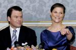 Księżniczka Wiktoria prezentuje pierścionek, który otrzymała od narzeczonego Daniela Westlinga