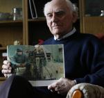 Tadeusz Żytkiewicz pokazuje znaną fotografię z 1987 r., na której widać wyczerpanego po zabiegu Zbigniewa Religę.  To właśnie wtedy warszawski nauczyciel otrzymał nowe serce 