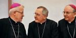 Biskupi wydali oświadczenie po liście Stolicy Apostolskiej, który przedstawił im abp Józef Michalik (z lewej). Obok przewodniczącego episkopatu: bp Edward Dajczak i bp Stanisław Budzik