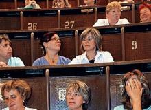 We wrześniu 2008 roku pielęgniarki ze Szpitala im. Barlickiego w Łodzi odeszły od łóżek pacjentów. Na zdjęciu narada protestującychBigger