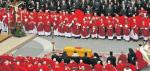 Jan Paweł II zmarł 2 kwietnia 2005 r. Na zdjęciu uroczystości pogrzebowe, które odbyły się sześć dni później