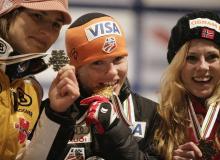 Podium pierwszych mistrzostw świata w skokach narciarskich kobiet. Od lewej: U. Graessler (Niemcy, srebro), L. Van (USA, złoto), A. Sagen (Norwegia, brąz)Bigger