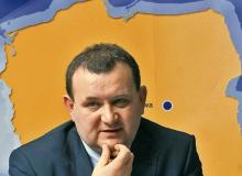 <Stanisław Gawłowski (PO) twierdzi,  że dostrzega  w tym konflikt interesów.  – I z tych powodów moja żona złożyła  po pierwszym posiedzeniu rezygnację  z członkostwa w radzie  i ze współpracy  z firmą  – tłumaczyBigger