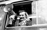 Lech Wałęsa przemawia przed siedzibą sądu wojewódzkiego w Warszawie po pierwszej próbie rejestracji NSZZ „Solidarność“, październik 1980