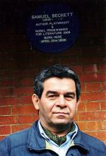 Antoni Libera przed domem, w którym urodził się Beckett