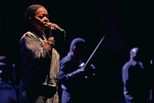 Cesaria Evora dała pogodny, ciepły, ale też porywający koncert