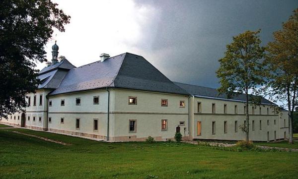 W Novym  Dvorze minimalistyczna  architektura powstała  obok dworu z XVIII wieku 