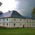 W Novym  Dvorze minimalistyczna  architektura powstała  obok dworu z XVIII wieku 