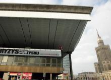 Aby zarobić na kryzysie ważny jest pomysł, ale także promocja.  Na zdjęciu reklama na warszawskim Dworcu CentralnymBigger