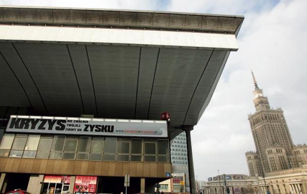 Aby zarobić na kryzysie ważny jest pomysł, ale także promocja.  Na zdjęciu reklama na warszawskim Dworcu Centralnym