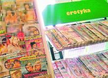 Stojak z prasą erotyczną w punkcie sprzedaży RuchuBigger