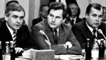 Aleksander Kwaśniewski (w środku) podczas obrad Okrągłego Stołu w lutym 1989 r. 