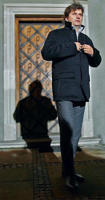 Kto stał w 2005 r. za wysokimi wpłatami na konto kampanii Janusza Palikota? Na zdjęciu poseł przed swoim domem 