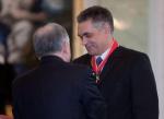 Lech Kaczyński odznacza Janusza Kurtykę