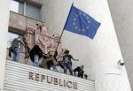 Demonstranci z unijną flagą na gmachu mołdawskiego parlamentu